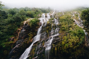 绿水青山瀑布流图片
